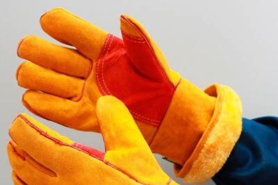 На предприятии в Тверской области из защиты на сотрудниках оказались только перчатки