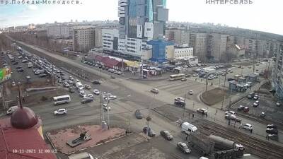 В Челябинске на оживленном перекрестке перевернулся мусоровоз. Содержимое выпало на дорогу