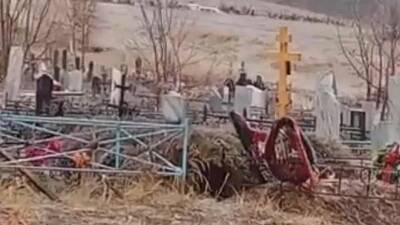 В Башкирии разбираются в ситуации с застрявшим на кладбище катафалком