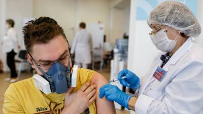 Гинцбург: вакцинация от COVID-19 должна стать обязательной в России