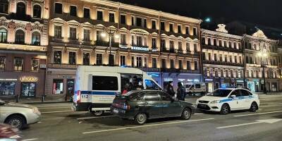 В Петербурге задержали курьера, открывшего стрельбу из машины на Невском проспекте