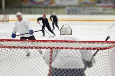 Российский хоккеист минуту играл без лезвия конька в матче НХЛ