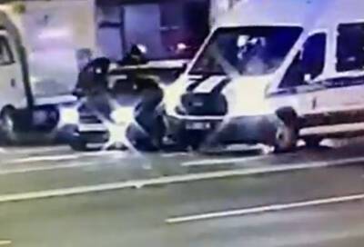 Полиция задержала курьера, открывшего стрельбу из машины на Невском проспекте