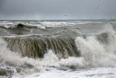МЧС в Дагестане предупредило о сильном ветре и трехметровых волнах на Каспии