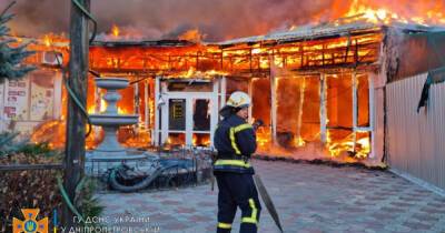 Пожар в Каменском: сгорели кафе, магазин и секонд-хенд