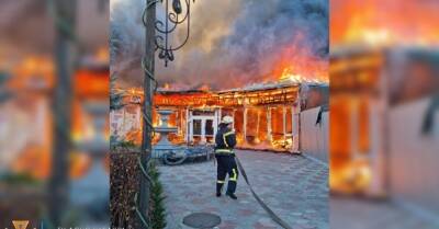 В Каменском серьезный пожар на рынке: сгорели магазины, ломбард и кафе (ФОТО, ВИДЕО)
