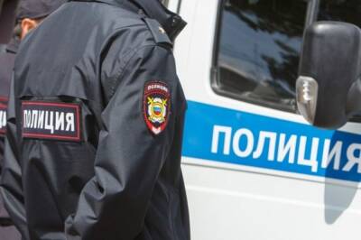 В Дагестане полицейские спасли из упавшего в водоканал авто трех детей