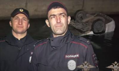 «Бросился в воду»: в Дагестане полицейские спасли из тонущего автомобиля женщину и троих детей