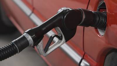 Глава Минэнерго: бензин стоил бы дороже на 15 рублей без топливного демпфера