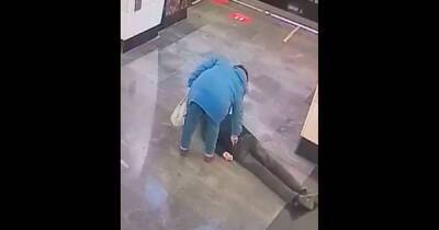 Женщина украла телефон у лежавшего без сознания в московском метро пассажира