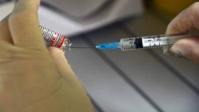 В Кремле заявили об отсутствии решений об обязательной вакцинации от COVID-19