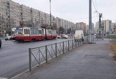 Жители Петербурга стали свидетелями ДТП легкового автомобиля с трамваем