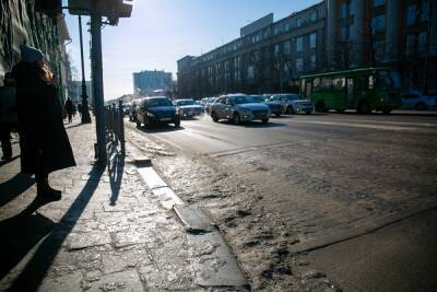 ГИБДД Екатеринбурга и мэрия предупредили водителей о гололеде
