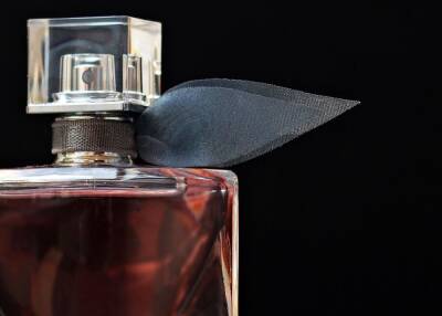 Певица Билли Айлиш оголилась для рекламы своего парфюма