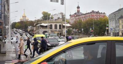 Почти половина таксистов в Москве оказались иностранцами с фальшивыми правами