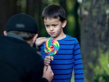 Молодой мужчина в Череповце пытался увести с собой детей, заманивая конфетами