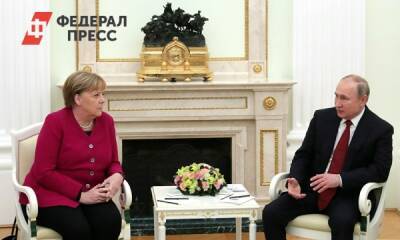 Меркель попросила Путина повлиять на ситуацию с мигрантами на белорусских границах