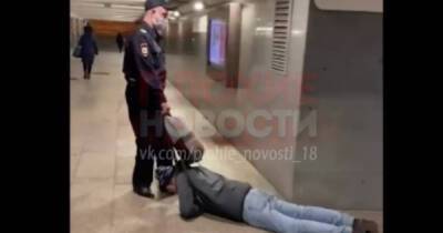 Поведение полицейских в московском метро возмутило пользователей сети