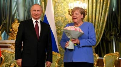Пожаловалась на Лукашенко: появились подробности неожиданных переговоров Путина и Меркель