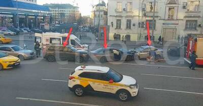 Три автомобиля столкнулись в Москве на проспекте Мира