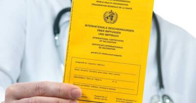 Многотысячный штраф и тюремный срок. В Украине начали выносить приговоры врачам за подделку COVID-сертификатов