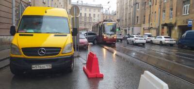 В Петербурге целый район оказался в пробке из-за одной «удачно» припаркованной машины