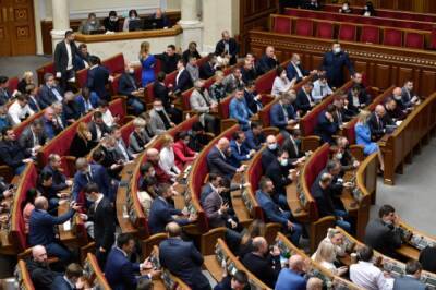 Депутата Верховной рады, показавшего неприличный жест, временно отстранили