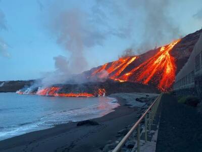 Новый поток лавы вулкана на Ла-Пальме достиг океана
