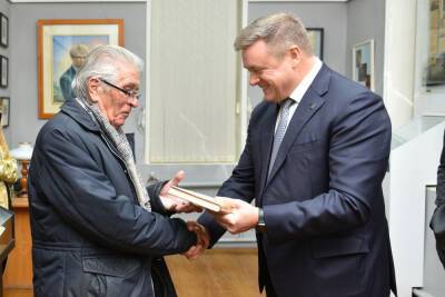 Любимов передал уникальное издание Есенина музею в Ташкенте