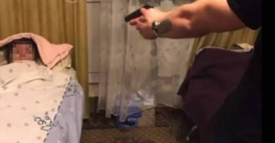 Видеоблогерам из Киева сообщили о подозрении после ролика с лежачей бабушкой