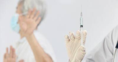Не из-за рептилоидов и чипов: почему украинцы отказываются вакцинироваться против COVID-19