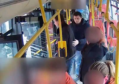 В Праге иностранцы избили пассажира автобуса: видео