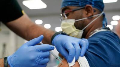 Десять генпрокуроров подали иск против обязательной вакцинации медработников