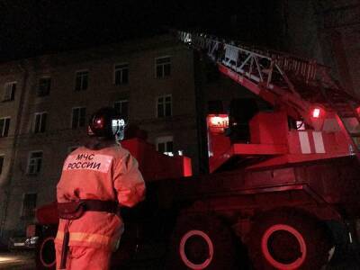 В Копейске ночью из-за большого пожара на крыше дома эвакуировали 103 человека