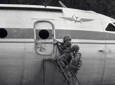 Угон Як-40 в 1973 году: чем закончился первый штурм самолёта в истории СССР - Русская семерка