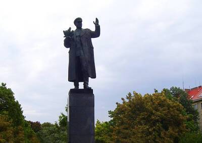 Посольство РФ в Чехии осудило осквернение памятника маршалу Коневу