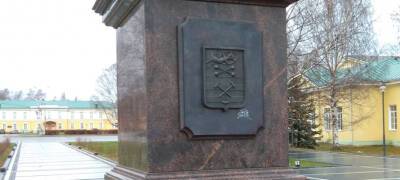 Вандалы нарисовали каракули на стеле воинской славы в Петрозаводске