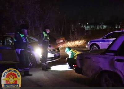 Пьяная толпа жгла покрышки на дороге в Красноярске и напала на полицейских