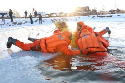 Кемеровские спасатели начали отрабатывать навыки спасения людей на Красном озере