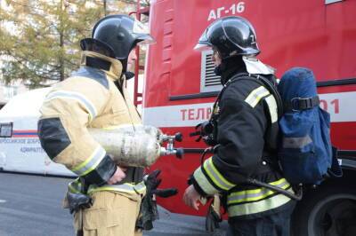 Железобетонный крытый шифер гаража оказался охвачен огнем в Петродворцовом районе
