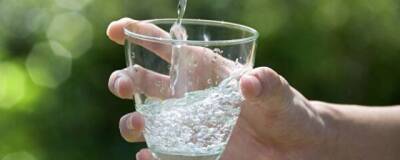 Диетолог Мосли: Стакан воды перед каждым приемом пищи способствует похудению