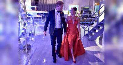 У червоній вечірній сукні з глибоким декольте: Меган Маркл з'явилася на гламурній церемонії