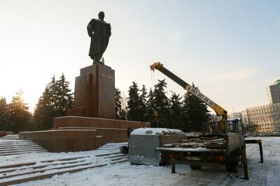В Челябинске власти расторгли контракт на высадку голубых елей на площади Революции