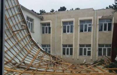 Сильный ветер нанес ущерб 11 школам в Баку