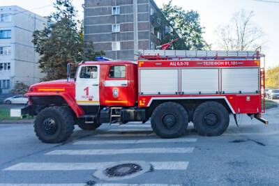 10 человек эвакуировали из-за пожара в доме на улице Рельсовой в Пскове