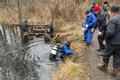 В Пензенской области в кабине затонувшего трактора погиб человек