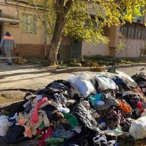 В Одессе из квартиры местной жительницы вывезли три самосвала мусора. Фото