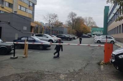 В Челябинске через неделю после сноса восстановили шлагбаум, который мешает жителям