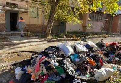 Из квартиры одесситки вывезли три самосвала мусора (фото)
