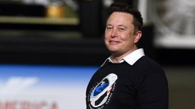 Илон Маск продал акции Tesla из-за опроса в Twitter